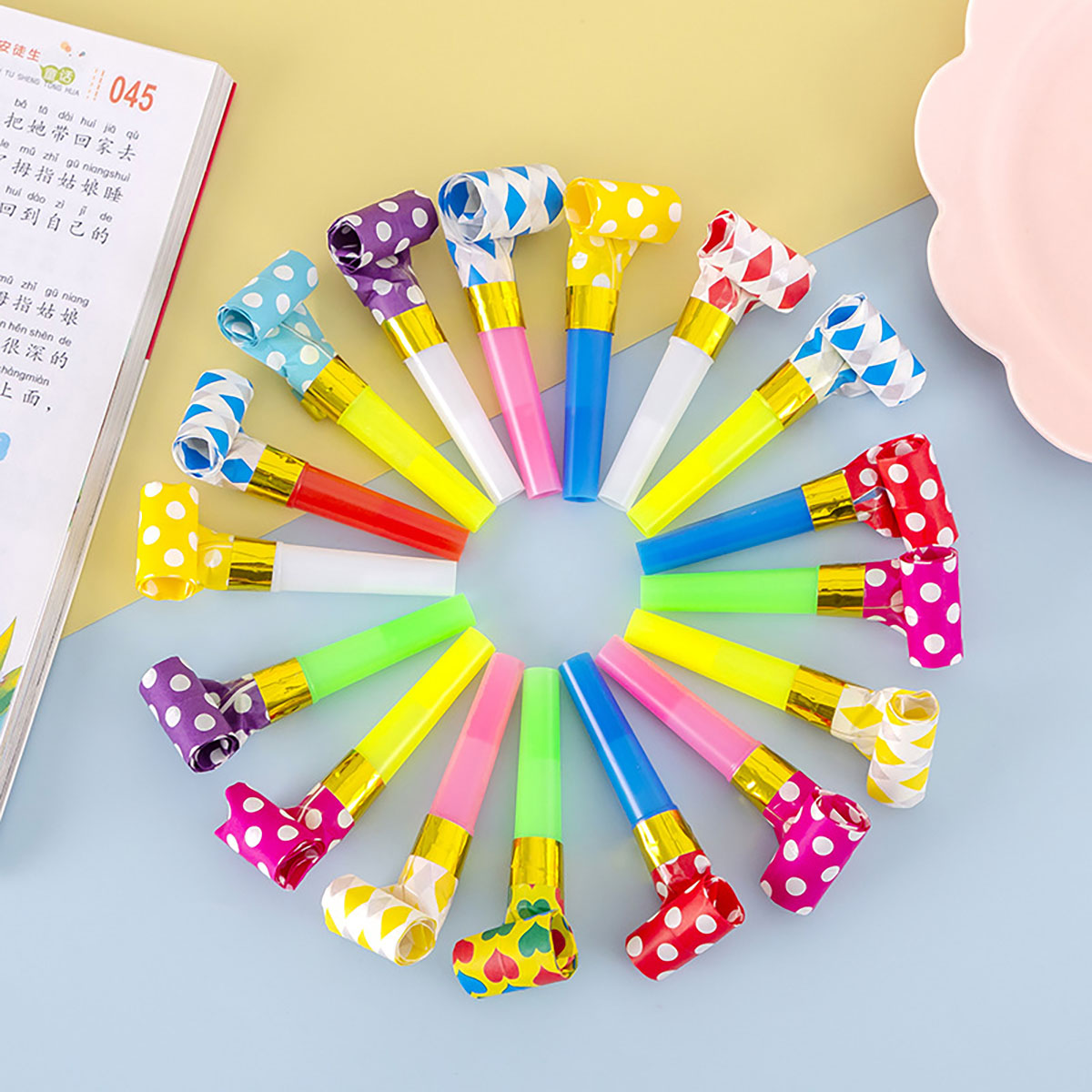 Party Games Adult Birthday - 子供のためのカラフルなホイッスルおもちゃ、面白いおもちゃ、吹くドラゴンのホイッスル、ブローロールのおもちゃ、赤ちゃんのパーティーゲーム、幼児のための誕生日プレゼント、30個